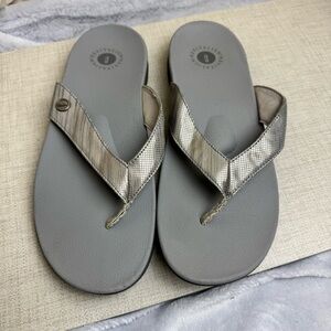 Revitalign Chameleon Flip Flops Metallic Silver 9B